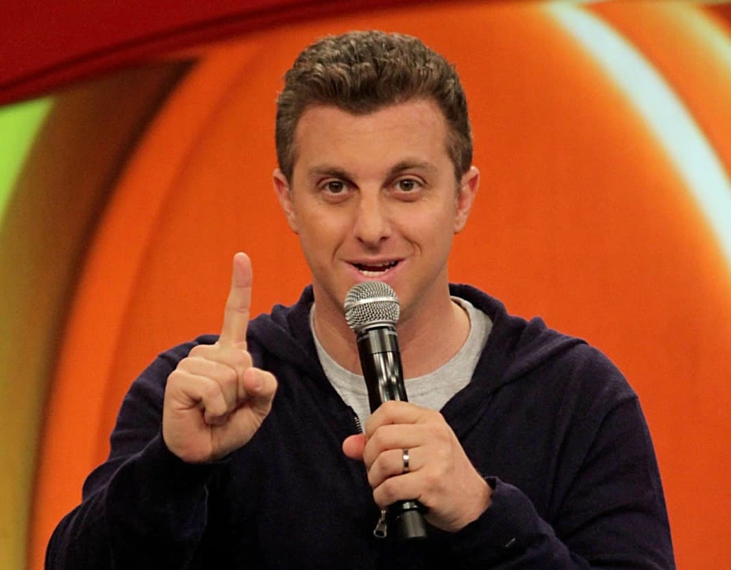 Luciano Huck vira herói e salva a família de atores em acidente