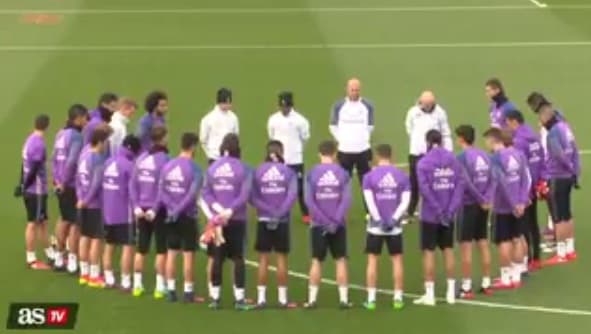 VÍDEO: Barcelona e Real Madrid homenageiam elenco da Chapecoense durante treino