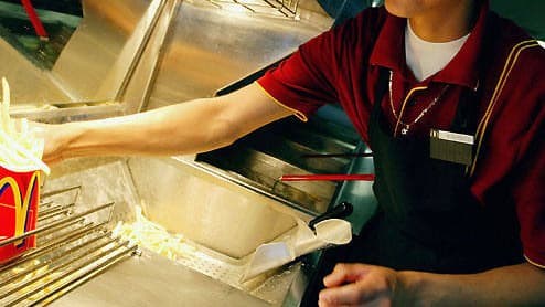 Sentença da 7ª Vara do Trabalho de Natal: McDonald"s não deve utilizar atendentes na limpeza de banheiros públicos