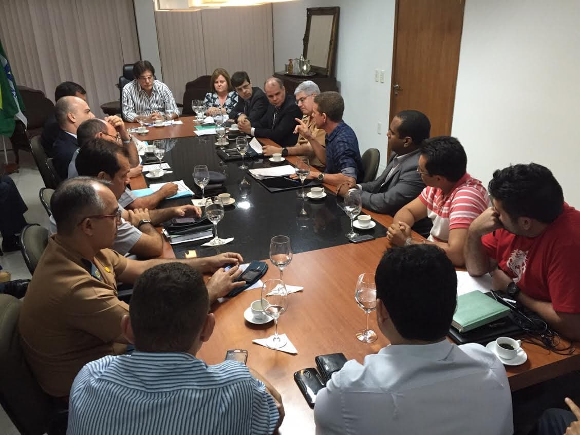 Militares mantêm acampamento após reunião com Robinson Faria