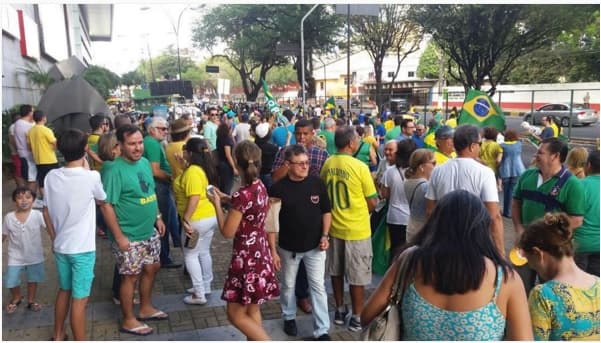 Manifestantes em prol do impeachment protestam em frente ao shopping Midway