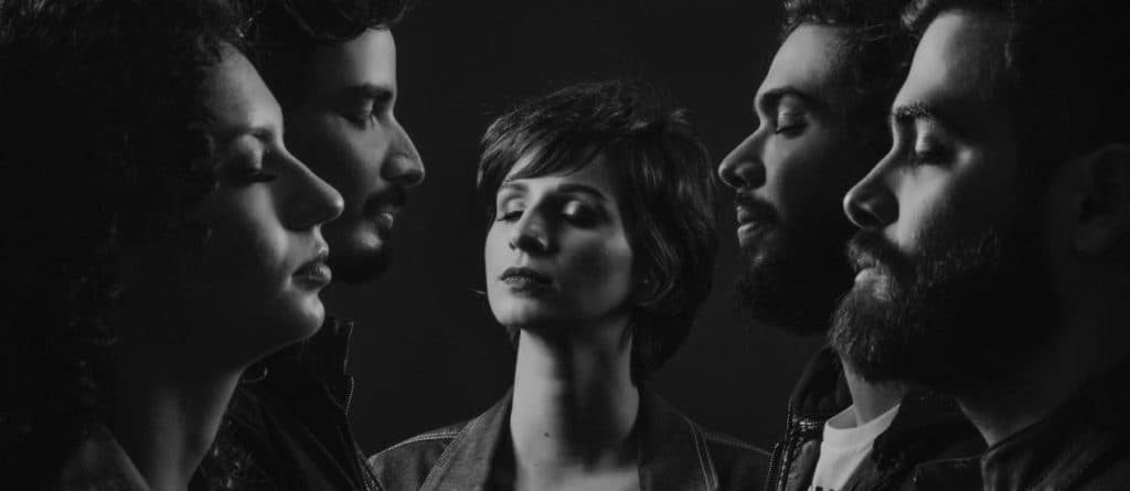 VÍDEO: Plutão Já Foi Planeta adianta músicas do novo álbum no Rio; confira reportagem com imprensa nacional