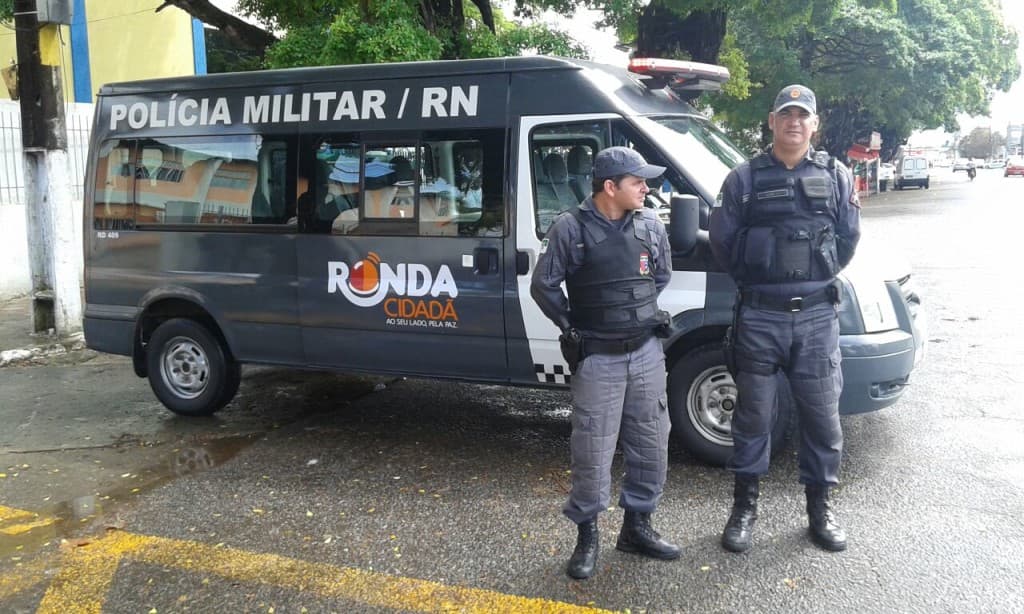 FOTOS: Polícia Militar intensifica abordagens em Mãe Luiza e Petrópolis
