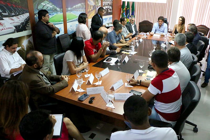 Governador recebe ciclistas e anuncia entrega da ciclovia da Rota do Sol