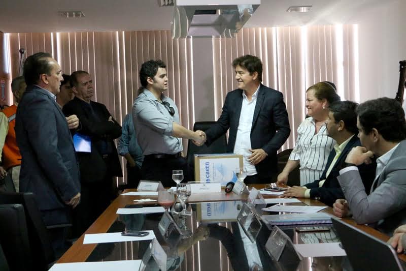 Governador entrega projeto da adutora de Caicó para o DNOCS e coordenador confirma que era melhor a Caern executar