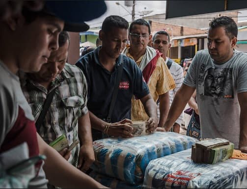 Venezuelanos "invadem" cidade em Roraima para comprar comida