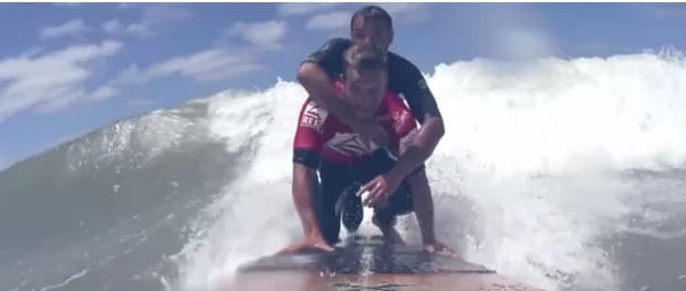 FOTO E VÍDEO: Surfista é eliminado de competição para realizar sonho de paraplégico
