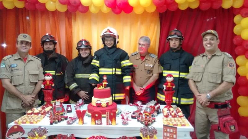Bombeiros fazem surpresa em aniversário de garoto que sonha ser herói e salvar vidas