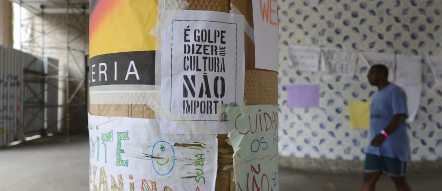 Justiça Federal de Brasília determina que manifestantes contrários ao fim do Ministério da Cultura desocupem Funarte