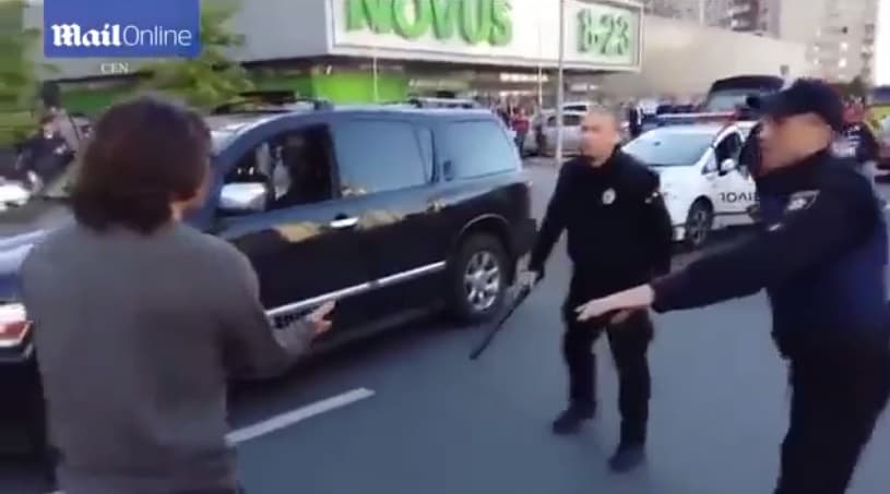 VÍDEO: Campeão olímpico de luta leva a pior em briga com policiais no trânsito