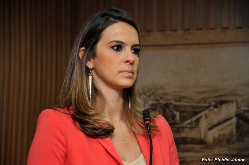 Júlia Arruda quer prioridade de vaga em escolas para filhos de mulheres violentadas
