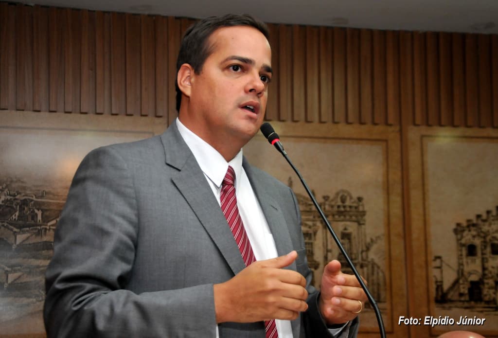 Júlio Protásio apresenta projeto que denomina escadaria de Mãe Luíza de "Kleberson do Nascimento"