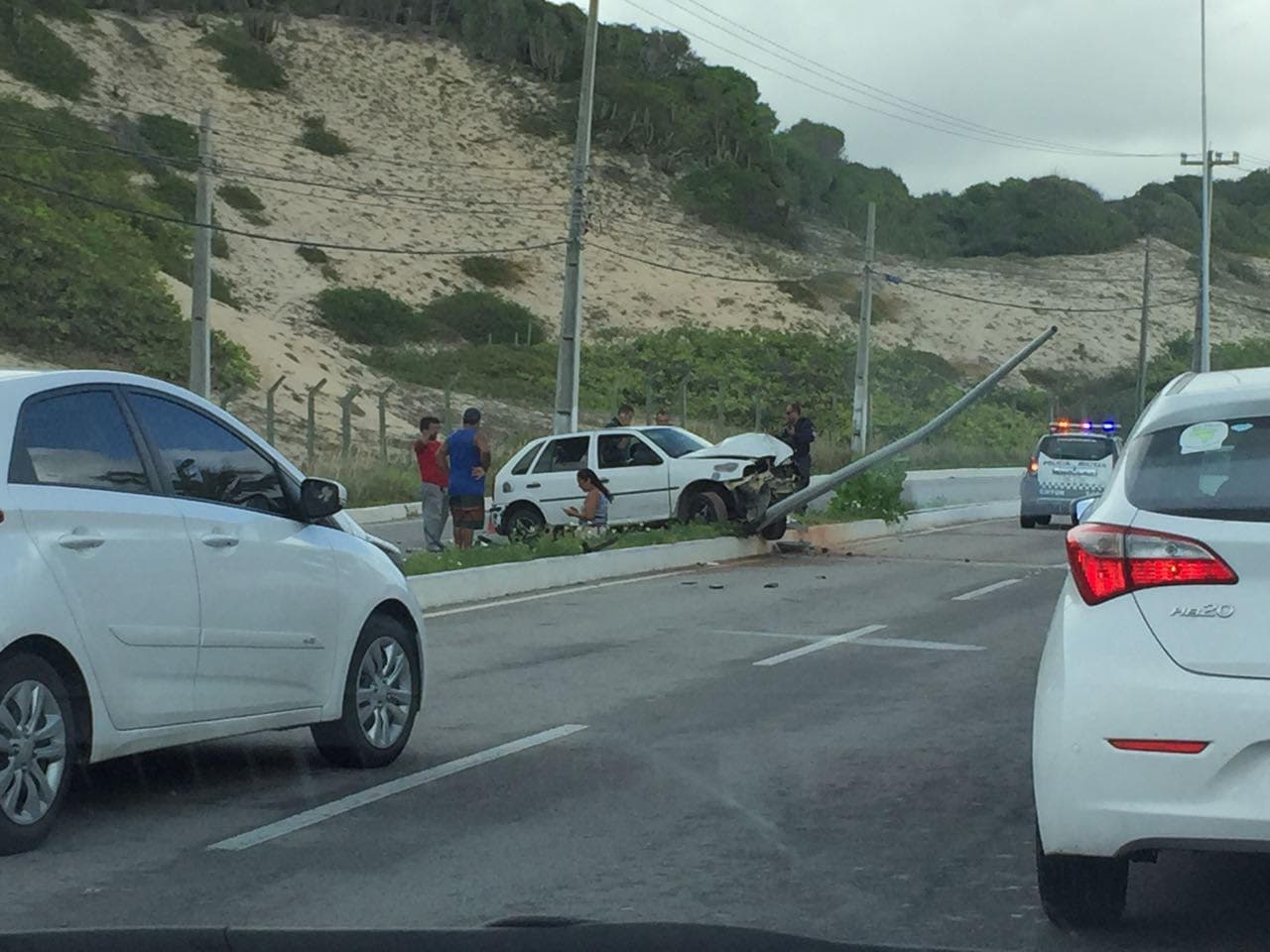 FOTOS: carro bate e derruba poste na Via Costeira