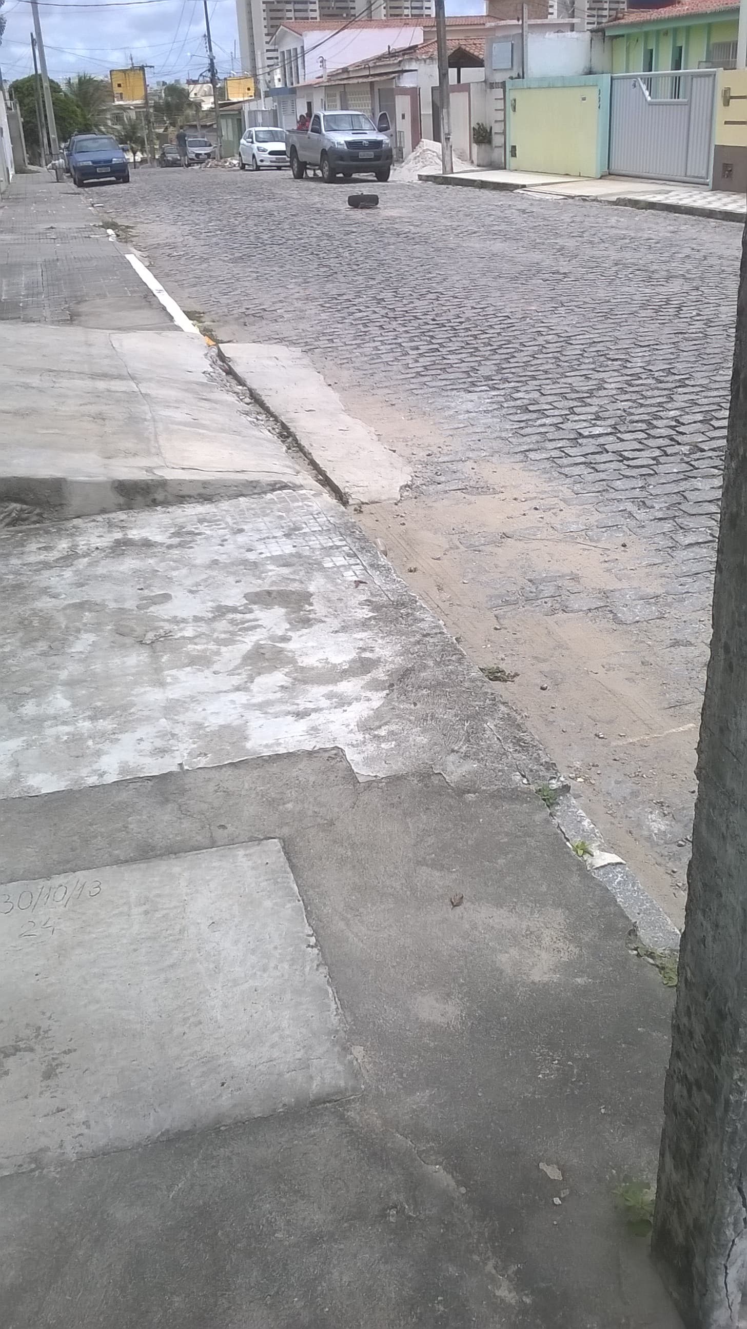 FOTOS: Bueiro aberto em via movimentada em Neópolis vai fazer "mesversário"; risco iminente de acidente