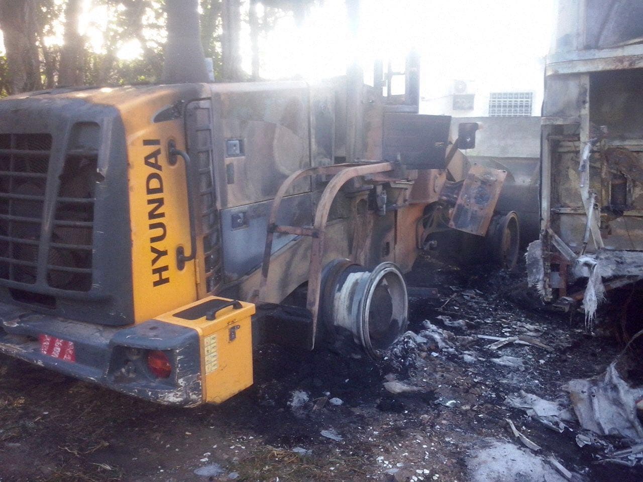 FOTO: Atentado destrói carros e trator em Montanhas