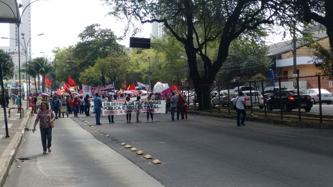 FOTO: Manifesto de sindicatos segue em passeata na av. Salgado Filho