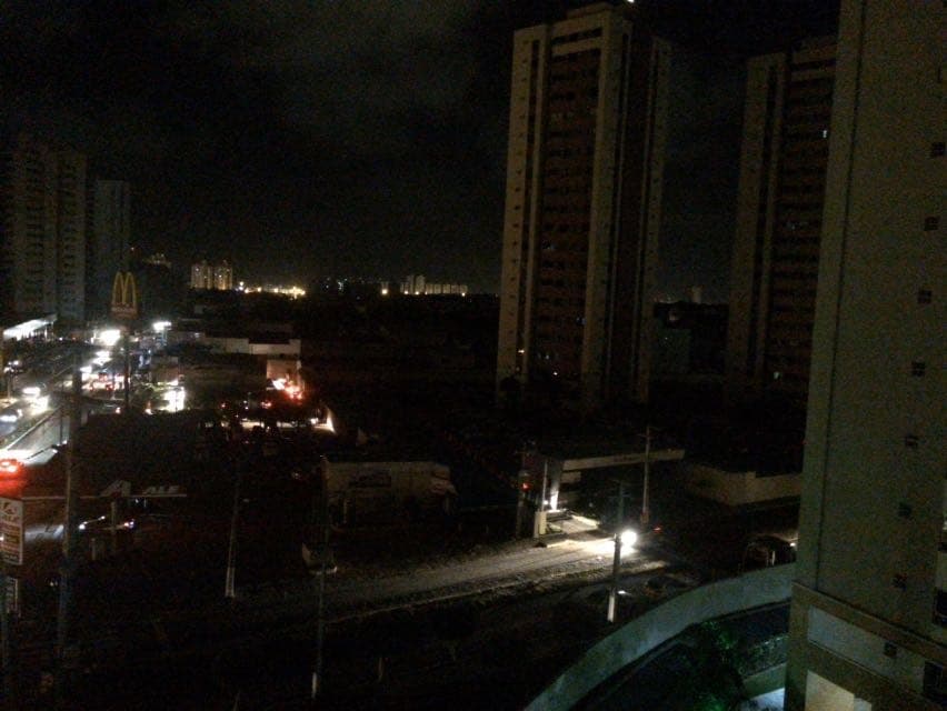 FOTO: carro bate em poste na Av. Abel Cabral e deixa vários quarteirões sem energia
