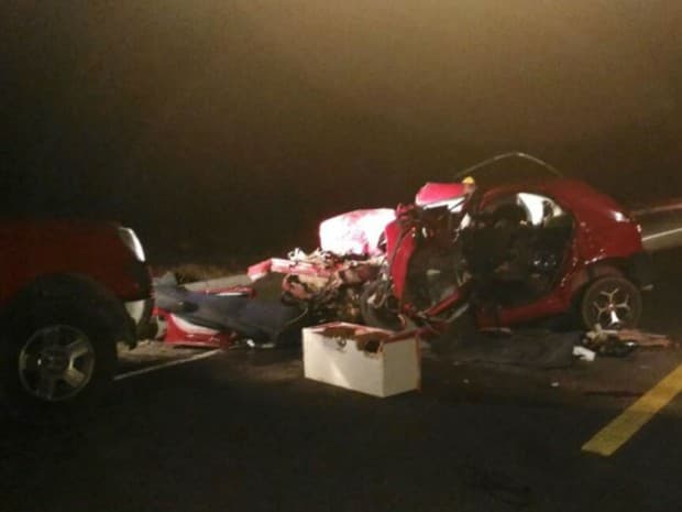 Colisão entre carro e ônibus de sacoleiros deixa dois mortos na BR-304