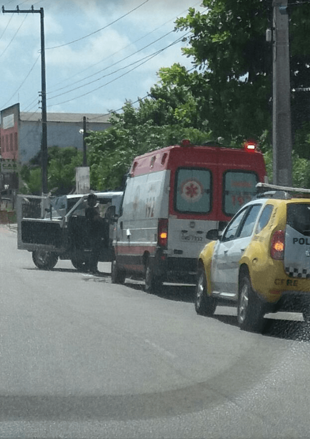 Carro colide em poste na Avenida Dr. João Medeiros Filho; vítima ficou presa às ferragens