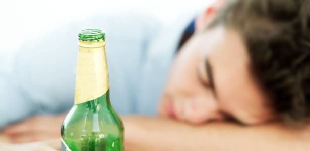 Cientista britânico diz ter inventado ‘álcool que não dá ressaca e nem lesiona fígado'