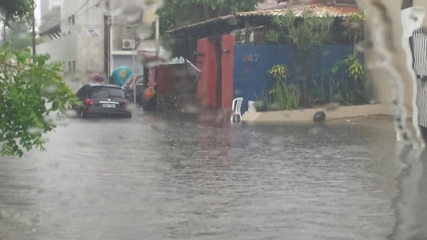 Ponto de alagamento histórico em Petrópolis volta a causar transtornos