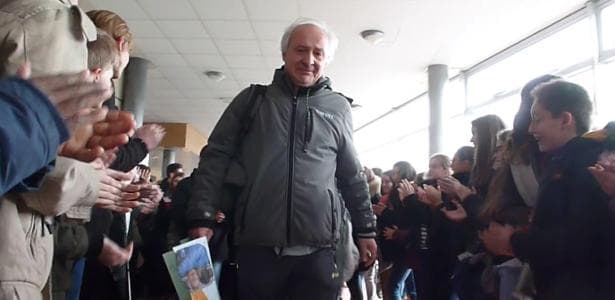 Corredor de aplausos foi ‘momento mágico', diz professor de vídeo viral