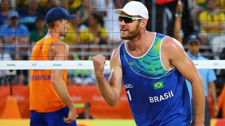 Alison e Bruno Schmidt colocam o Brasil na final do vôlei de praia