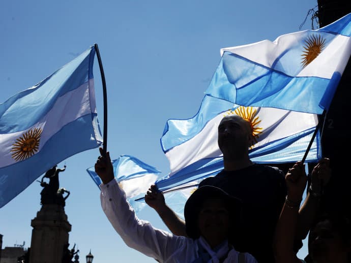 Macri aumenta salário mínimo na Argentina em 33%, e valor vai para R$ 2.040