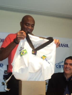 Para agência antidoping, Anderson Silva na Rio-16 fere princípio olímpico; concorrente brasileiro diz estar pronto para o Spider