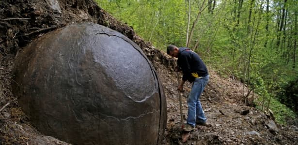 Esfera misteriosa encontrada em floresta europeia intriga cientistas
