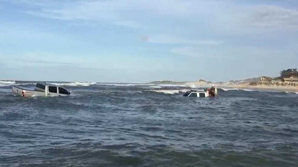 Dois veículos do Detran atolam na areia e são arrastados pelo mar no Ceará