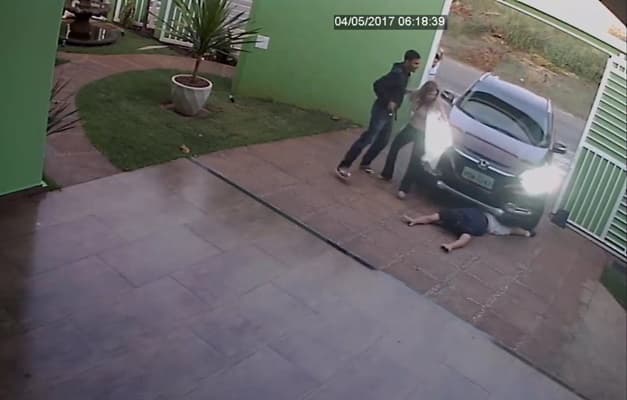 REVOLTANTE -(VÍDEO): Bandidos assaltam casa em Goiânia e atropelam vítima na frente da esposa e filho