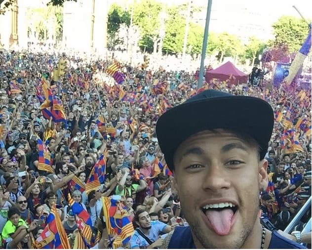 FOTO: Campeão da Liga, Barcelona leva multidão para as ruas e exibe a ‘orelhuda'