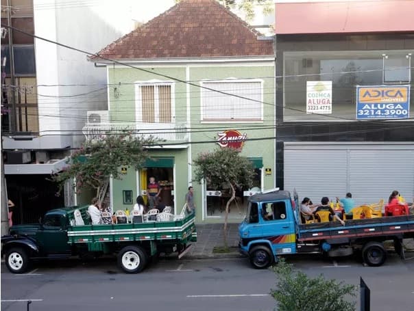 FOTOS: Bar usa caminhão para driblar proibição de usar calçada no RS