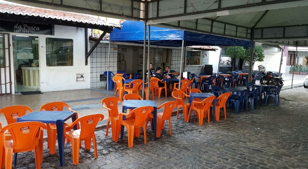 FOTO: Leitor reclama que Bar em frente da praça das Flores ocupou calçada e pedaço da rua