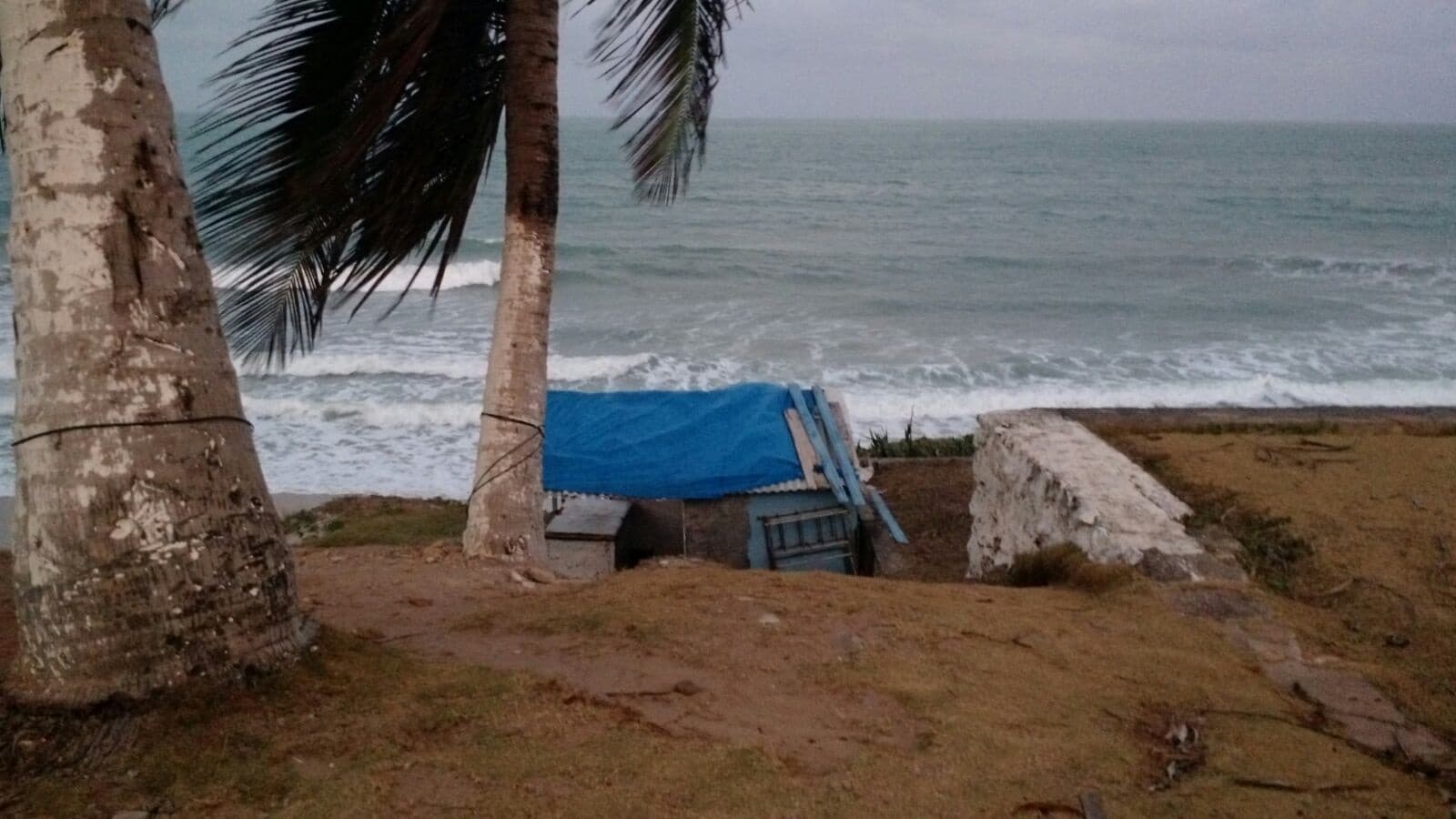 FOTOS: Pessoas constroem barracas na parte de dunas na beira-mar de Cotovelo