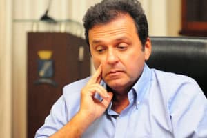 Prefeito não cumpre calendário de pagamento de servidores