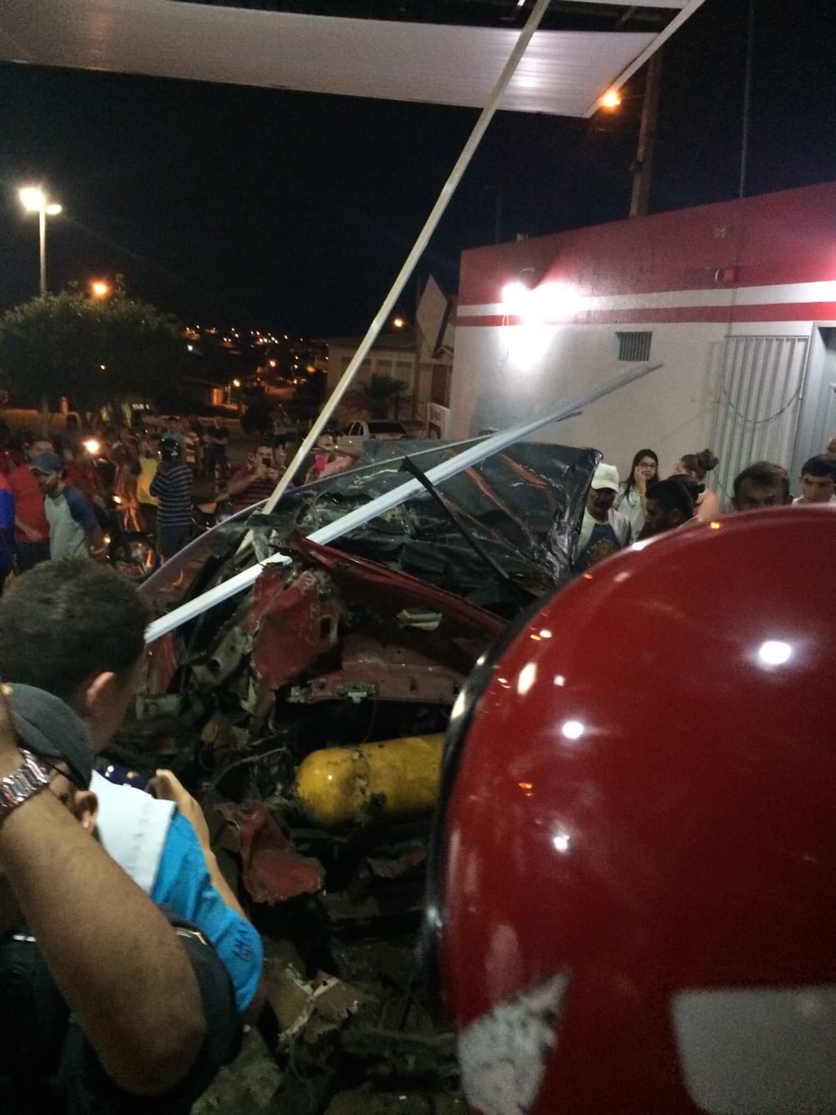FOTO: Carro explode em posto de gás em Santa Cruz
