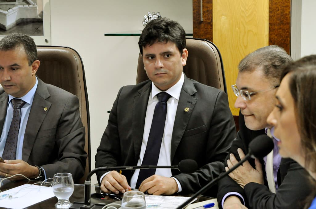 Deputado Carlos Augusto é contra aumento nas taxas judiciais e dos cartórios