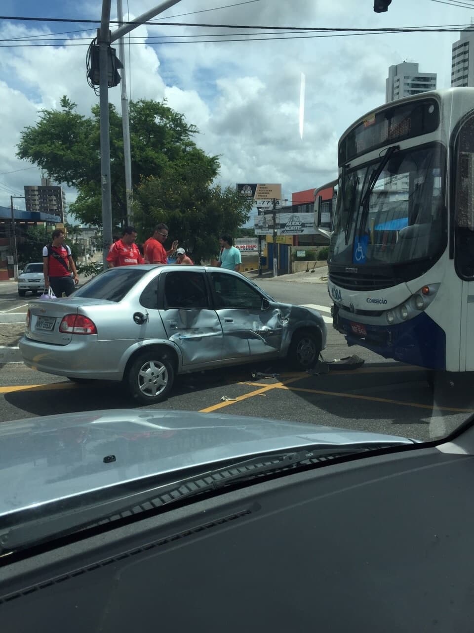 FOTOS: Acidente envolvendo carro e ônibus no cruzamento da Av. Antônio Basílio com a Av. Salgado Filho