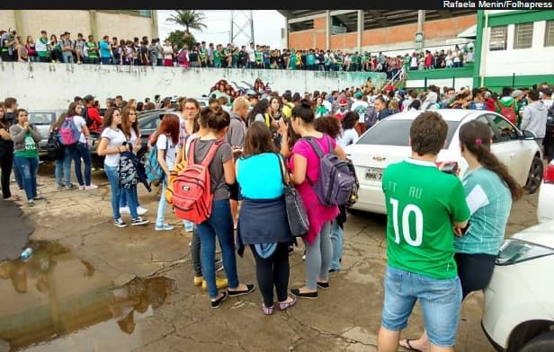 VÍDEO (EMOCIONANTE): Centenas de torcedores cercam estádio da Chapecoense e rezam pai-nosso