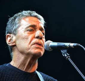 Chico Buarque vai à Justiça contra jornalista que ofendeu sua família no Instagram