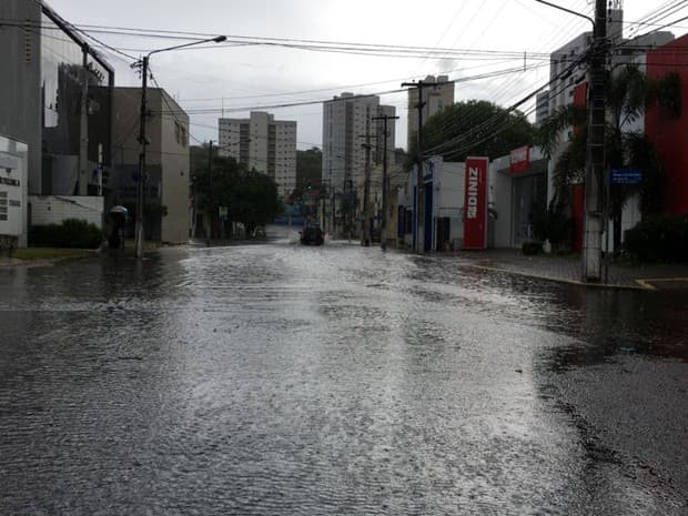 Chuva causa pontos de alagamento em Natal