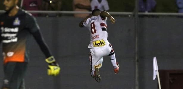 Cícero marca três e São Paulo avança com susto na Copa do Brasil para enfrentar o ABC