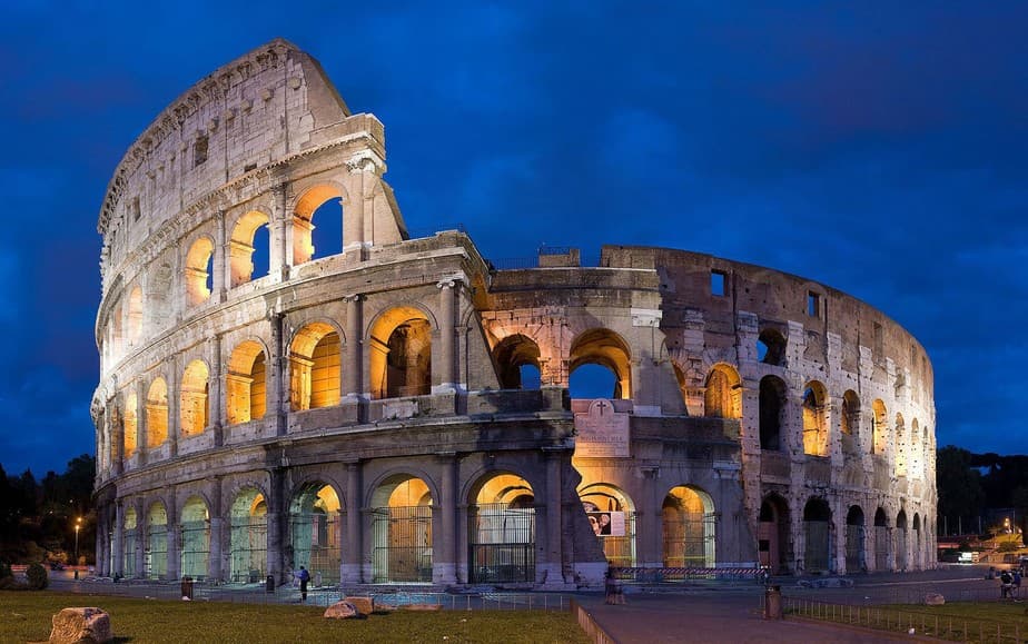 Brasileiros ficam feridos após queda de 4 metros no Coliseu, em Roma