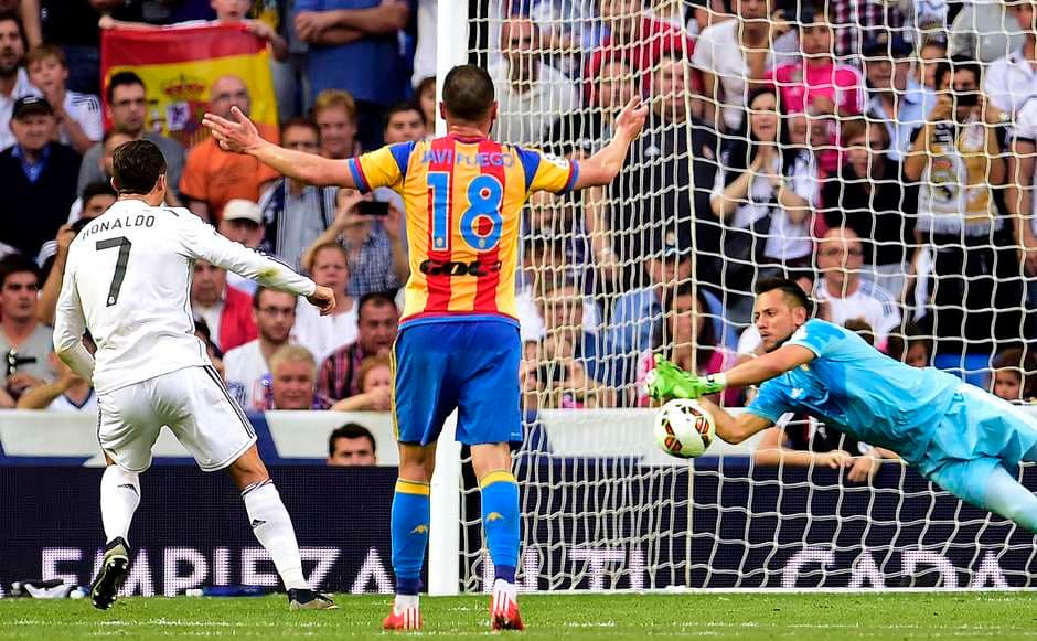 CR7 erra pênalti, Real empata e deixa Barça perto da taça
