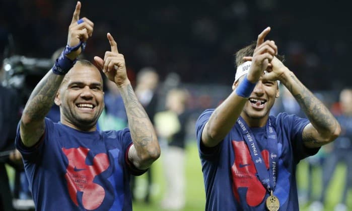 Daniel Alves renova com o Barcelona até 2017