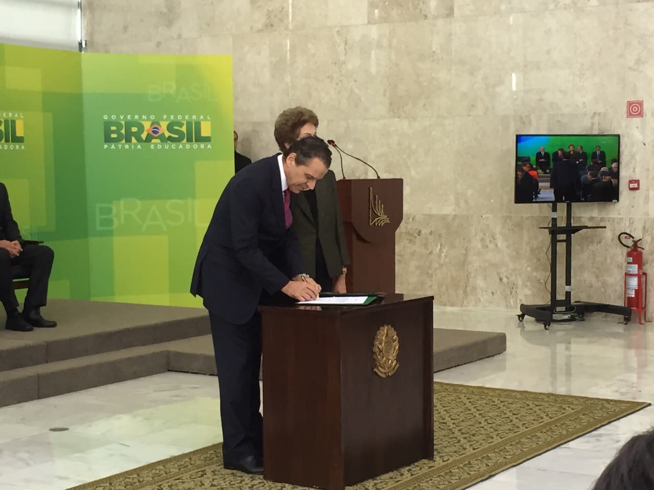 FOTOS: Henrique toma posse como novo ministro do turismo; Robinson emite nota