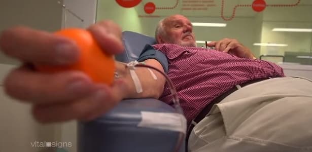 FOTO: Homem com anticorpos raros doa sangue há 60 anos e salva 2 milhões de bebês