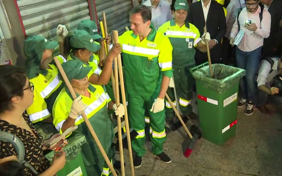 FOTOS: Doria se veste de gari em seu 1º dia de trabalho como prefeito de São Paulo